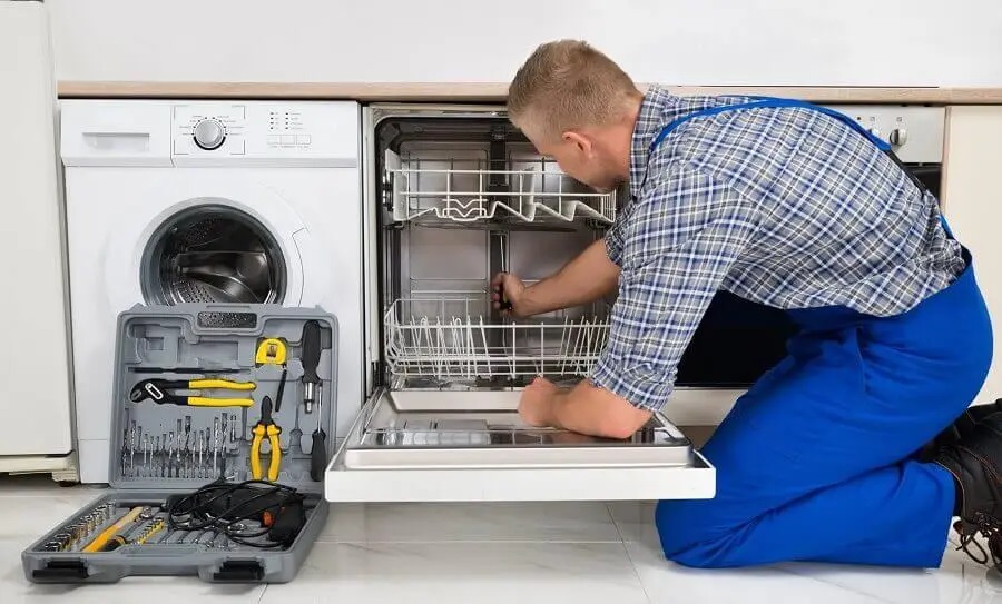 Cumayeri Whirlpool servisi teknisyen ekibi beyaz eşya tamiri yaparken